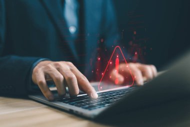 Dizüstü bilgisayardaki spam bildirimi, bir bilgisayara saldırı tehlikesi uyarısı. Sistem arızasının siber hata sembolü uyarısı. Risk web sitesi teknolojisi kavramı dijital, yazılım verisi sızıntısı