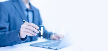 Ünlem işareti, iş hatası alarmı. Önemli bir ikon. Dikkat noktası ya da tehlike işareti kavramı, tehlike uyarısı bilgisi bilgi güvenliği sorunu, başarısızlık, hata