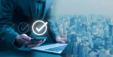Akıllı telefondaki anket ögesindeki kontrol işaretini işaretleyin. Bir belge listesindeki görev denetimi. Kontrol listesi kavramı, seçenekler içinde tik işareti değerlendirmesi çevrimiçi kontrol formu, ayrıntılı iş doğrulama görevi
