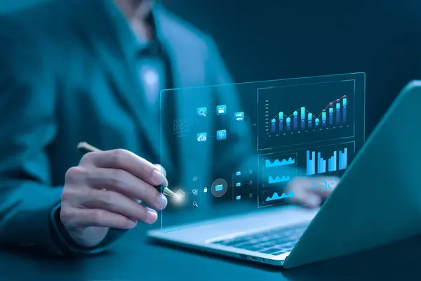 Analizci sistem veri tabanını, analitik işini ve raporları yönetiyor. Veri analiz planları konsepti bilgisayarda bir gösterge tablosu gösteriyor. platform dijital teknolojisi üzerine araştırma