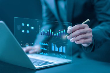 Analizci sistem veri tabanını, analitik işini ve raporları yönetiyor. Veri analiz planları konsepti bilgisayarda bir gösterge tablosu gösteriyor. platform dijital teknolojisi üzerine araştırma