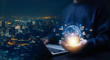 El, dijital pazarlama küresi, küresel internet bağlantısı büyük veriler ve dijital bağlantı iş teknolojisini gösteriyor. Uluslararası konsept teknoloji pazarı. Finansal, internet bankacılığı