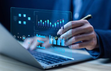 Analist sistem veritabanını yönetiyor ve platformun dijital teknolojisi hakkındaki araştırmaları bildiriyor. Analiz veri konsepti bilgisayarda bir gösterge tablosu göstermeyi planlıyor, analitik iş