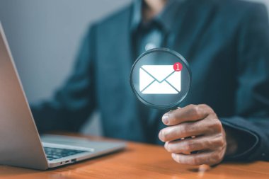 simge yeni e- posta, tabletten bilgi iletisi gönder. Dijital ortamda akıllı SMS postaları. İş iletişimi haber bülteni kavramı. Sosyal medya pazarlama. Web 'e metin yaz