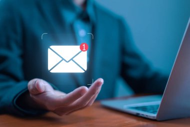 simge yeni e- posta, tabletten bilgi iletisi gönder. Dijital ortamda akıllı SMS postaları. İş iletişimi haber bülteni kavramı. Sosyal medya pazarlama. Web 'e metin yaz