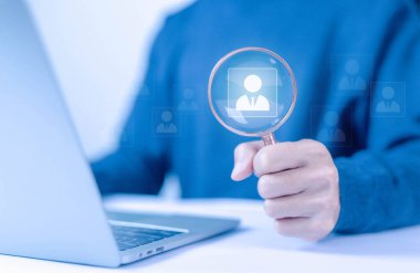 İnsan yönetici çevrimiçi dijital teknoloji, müşteri toplamak ve kiralamak. İnsan kaynakları müdürü, insan kaynakları konsepti. Şirket hizmetinin dünya çapında ağ bağlantıları var, insanları yöneten işe alım süreci