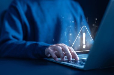Hata 404 dizüstü bilgisayarda uyarı veriyor, web sitesi dijital teknolojisinde spam uyarısı. Uyarı sembolü ya da saldırı siberi konsepti, güvenlik uyarısı. Bilgisayarda hata uyarısı, ağ hatası tehlikesi