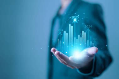 Ekonomik analiz 2025, bütçe. Eylem iş planı konsepti 2025 yılındaki büyümeyi hedefliyor. Büyüyen endüstri teknolojisinde yatırım pazarında kar elde etmek, başarılı olmak için finans hedefi