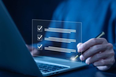 Bir dizüstü bilgisayarda akıllı bir anlaşma anlaşması bankası şeklinde iş adamının imzası. İşlem işaretleri konsepti elektronik ve teknoloji sektörünü belgeliyor. imza dijital çevrimiçi