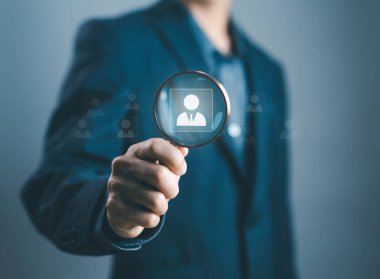 İnsan yönetici çevrimiçi dijital teknoloji, insan kaynakları yöneticisi konsepti. Şirket servisinin dünya çapında ağ bağlantıları, insan kaynakları, insanları yönetme, işe alma ve müşteri alma süreci var.