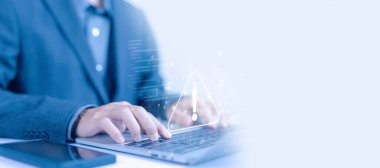 Risk web sitesi teknolojisi kavramı dijital çevrimiçi uyarı bir bilgisayara saldırı tehlikesi
