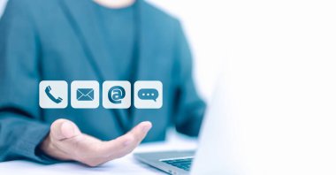 Müşteri desteğine el ile simgeyi (adres, telefon, e-posta, çağrı) göster. İnternet sitelerinden, iş bağlantılarının dijital teknolojisinden yardım. konsept ile bağlantı.