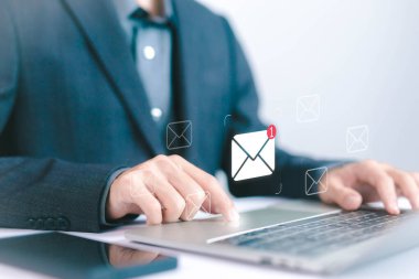 simge yeni e- posta, tabletten bilgi iletisi gönder. Dijital ortamda akıllı SMS postaları. İş iletişimi haber bülteni kavramı. Sosyal medya pazarlama. Web 'e metin yaz