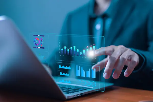 Analist sistem veritabanını, platform dijital teknolojisi araştırmalarını ve raporları yönetiyor. Analiz veri planları konsepti bilgisayarda bir gösterge tablosu gösteriyor, analitik iş