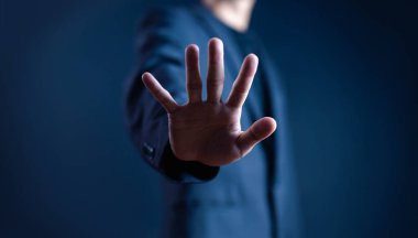 Avuç içi hareketlerinin durması, konsept şiddeti, uyarı, reddetme, savunma, dikkat. Erkeklerin el işareti dur demektir.
