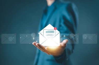 Simge yeni bir e- posta açar. Tabletten bilgi iletisi gönder. Dijital ortamda akıllı SMS postaları. İş iletişimi haber bülteni kavramı. Sosyal medya pazarlama. Web 'e metin yaz