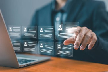 İnsan kaynakları, insan kaynakları müdürü. Müşteri toplama kavramı. Şirket servisinin dünya çapında ağ bağlantıları, işe alım süreci, insanları yönetme ve işe alma süreci var. İnsan yöneticisi çevrimiçi dijital teknoloji