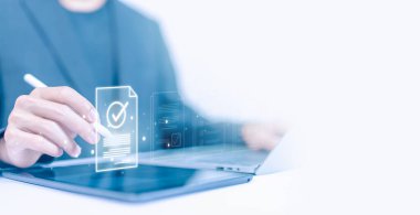Bir dizüstü bilgisayardaki kontrol formunda tik işareti değerlendirmesi. Kontrol listesi konsepti, belge listesindeki görev denetimi. Görev detaylarını, işlem düzenini doğrula. İncelemedeki kontrol işaretini işaretle