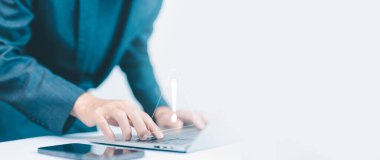 İnternet sitesi dijital teknolojisinde spam uyarısı, bir dizüstü bilgisayarda hata 404 uyarısı. Uyarı sembolü ya da saldırı siberi konsepti, güvenlik uyarısı. Bilgisayarda hata uyarısı, ağ hatası tehlikesi