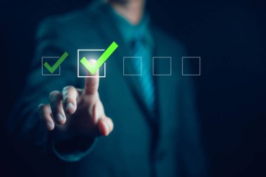 Bir kontrol listesindeki işaretleme işareti. Online liste anketi, rapor ve değerlendirme konsepti. Belge anketinde bir kontrol işareti, denetim formu ve sertifika dijital, denetim süreci
