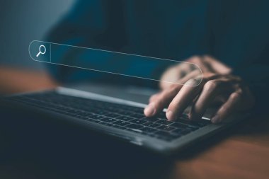 İş adamı internet araması gösteriyor. Dijital teknolojiye tarayıcılar ve iletişim araçları bağlantıları ve iş verimliliği için ağları kullanma web sitesi kavramları yoluyla girmek