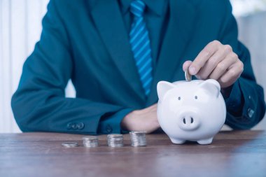 Para artışı. Tasarruf konsepti, banka mevduatı ve fonlara yatırım yapma hedefi. İş, finans ve yatırım masraflarını denetlemek ve yatırım yapmak. Zenginlik Finansal, gelir ve kar büyütmek
