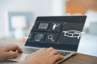 Bilgisayarda ikon öğrenme, çevrimiçi eğitim. Platform dijital eğitim, öğretim kursu. Müfredat öğrenimi online, iş teknolojisi. Webinar 'dan bir çalışma, İnovasyon Eğitimi