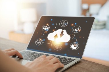 Bulut depolama sunucusu. Bilgisayar veri sistemleri ve dijital teknolojide yedekleme kavramı. Çoklu veri güvenliği ve internet platformu. aktarım ve kurtarma çevrimiçi