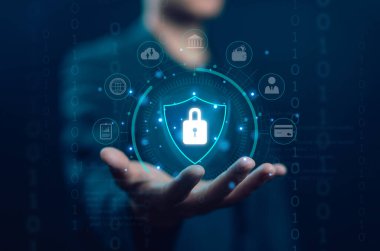 Eller siber güvenlik için ikon kilit kalkanını gösteriyor. Güvenli gizlilik verileri kavramı, siber suçlar saldırılarını korumak. Bilgi sunucularının ve ağ sistemlerinin güvenliği. İş için parola güvenli