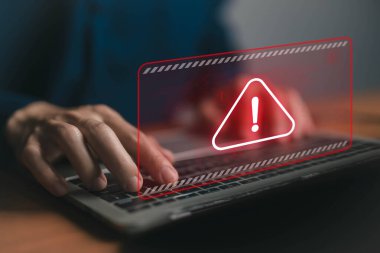 Siber saldırı alarmı, ağdaki sembol tehdidi. Hacker saldırıları için güvenlik uyarı sistemi kavramı, web sitesindeki uyarı hatası 404. İnternet 'te suç ve hassasiyet