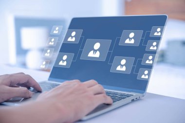 İnsan kaynakları yöneticileri bilgisayar dijital teknolojisini kullanarak çalışanları seçer. İşe alım, personel alma ve bir şirkette eğitim kavramı. Liderlik, yürütme ve işveren