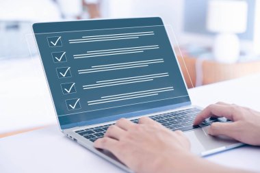 Bir kontrol listesindeki işaretleme işareti. Online liste anketi, rapor ve değerlendirme konsepti. Belge anketinde bir kontrol işareti, denetim formu ve sertifika dijital, denetim süreci