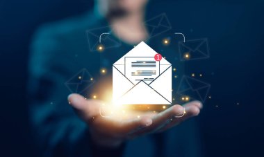 Bülten bildirimi ve laptoptan açık posta. Yazışma konsepti ve kampanya pazarlaması için haberler. simge e- postası, iş iletişimi, bilgiyi dijital olarak gönder