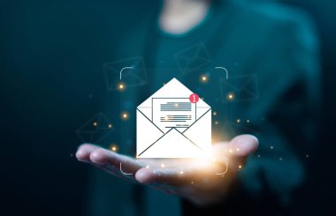 Bülten bildirimi ve laptoptan açık posta. Yazışma konsepti ve kampanya pazarlaması için haberler. simge e- postası, iş iletişimi, bilgiyi dijital olarak gönder