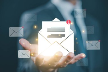 Elle haber bülteni bildirim ve açık posta göster. Yazışma konsepti ve kampanya pazarlaması için haberler. simge e- postası, iş iletişimi, bilgiyi dijital olarak gönder