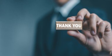 Bilgisayardan bir teşekkür mesajı göster. Ticarette teşekkür kavramı, teknoloji dijital sunumu. Minnettarlık hediyesi