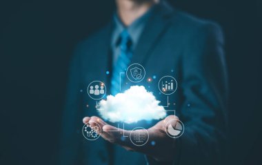 Bulut depolama sunucusu. Bilgisayar veri sistemleri ve dijital teknolojide yedekleme kavramı. Çoklu veri güvenliği ve internet platformu. Transfer ve kurtarma çevrimiçi. bulut hesaplama