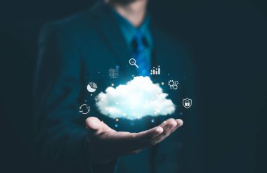 Bulut depolama sunucusu. Bilgisayar veri sistemleri ve dijital teknolojide yedekleme kavramı. Çoklu veri güvenliği ve internet platformu. Transfer ve kurtarma çevrimiçi. bulut hesaplama