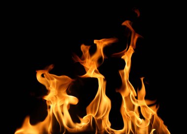 Bir yığın soyut ısı enerjisi alevi gece yakıtı yakıyor. Siyah arkaplanda izole edilmiş.