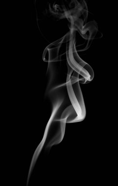 Nemlendiriciden püskürtülmüş beyaz su buharının yakın görüntüsü. Siyah arkaplanda izole