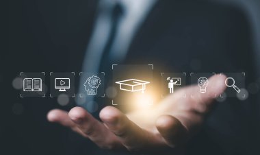 Bilgisayarda ikon öğrenme, çevrimiçi eğitim. Dijital eğitim platformu kavramı, ders vermek. Müfredat öğrenimi online, iş teknolojisi. Webinar 'dan bir çalışma, İnovasyon E-Öğrenme