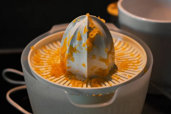 Elektrikli portakal sıkacağı. turuncu posa