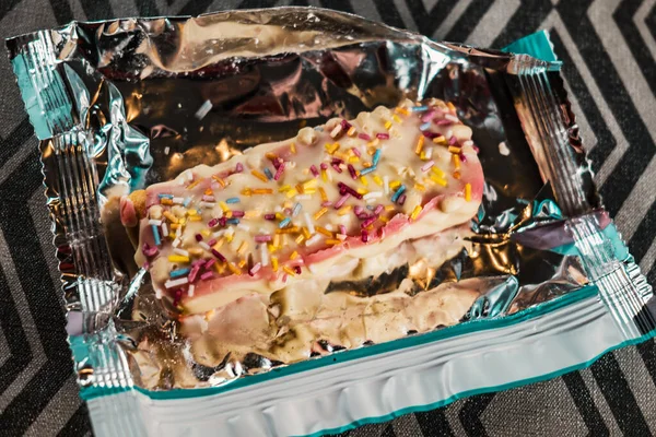 Ambalajında çikolata var. Çikolata aç. Beyaz çikolatalı atıştırmalık