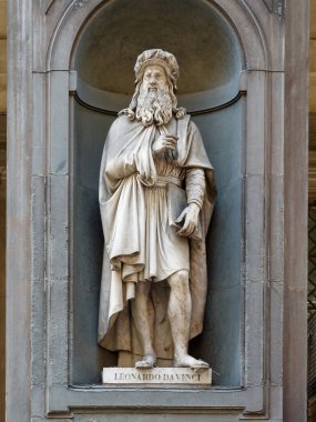 Leonardo Da Vinci 'nin Floransa' daki Uffizi sütununun dışındaki heykeli. Luigi Pampaloni tarafından 1842 'de yapıldı.