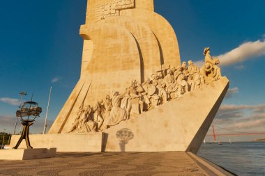 Lizbon 'daki Keşifler Anıtı, Portekiz, Lizbon' daki Tagus Nehri 'nin kıyısında. Anıt Portekiz Keşif Çağı 'nı kutluyor.