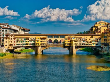 Ponte Vecchio, İtalya, Floransa 'daki Arno nehri üzerinde.