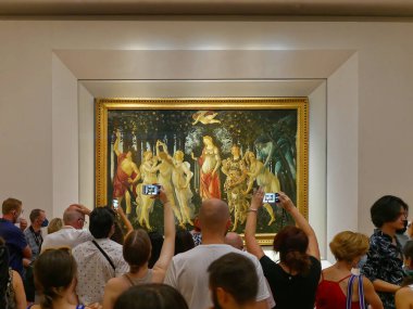 FLORENCE, ITALY - Temmuz 2022: Galleria degli Uffizi, İtalya 'nın Floransa kentinde popüler bir turistik merkezdir.