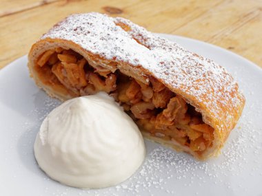 elma strudel vanilyalı dondurma ile slicke