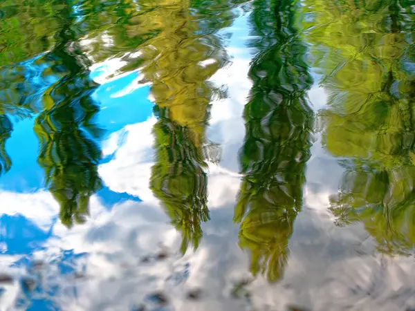 Roztrhaný Vodní Povrch Reflexí Stromů Abstraktní Pozadí Připomínající Impresionistické Malby — Stock fotografie