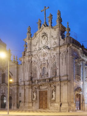 Porto, Portekiz 'deki Carmo Kilisesi (Igreja do Carmo) alacakaranlıkta